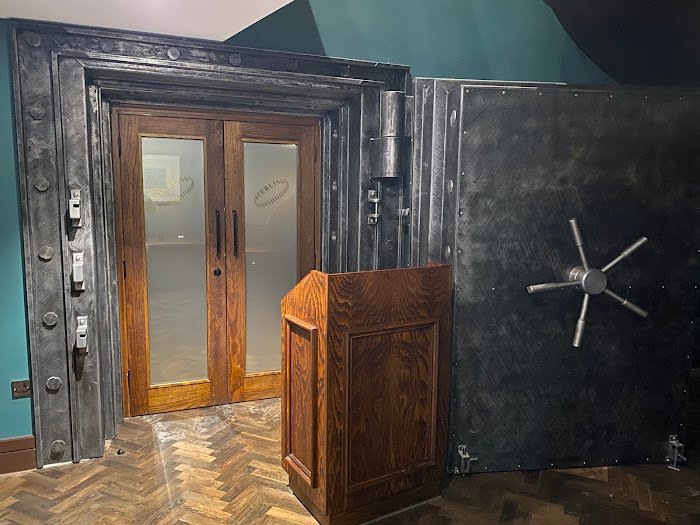 STERLING Chicago Cocktail Bar Review: Craft Cocktails & Vibes