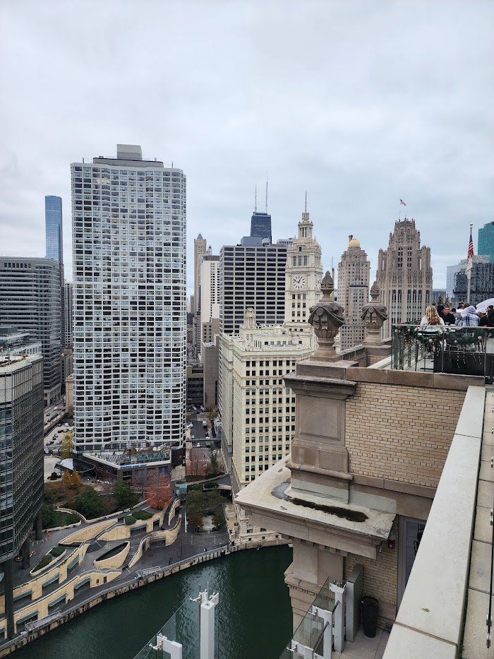LH Rooftop Review: Chicago Cocktail Bar with Skyline Views LH Rooftop Review: Chicago Cocktail Bar with Skyline Views