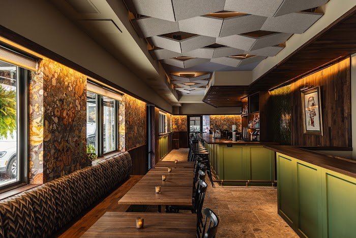 Pearl's on the Corner Review: Philadelphia's Cozy Cocktail Bar That Shines