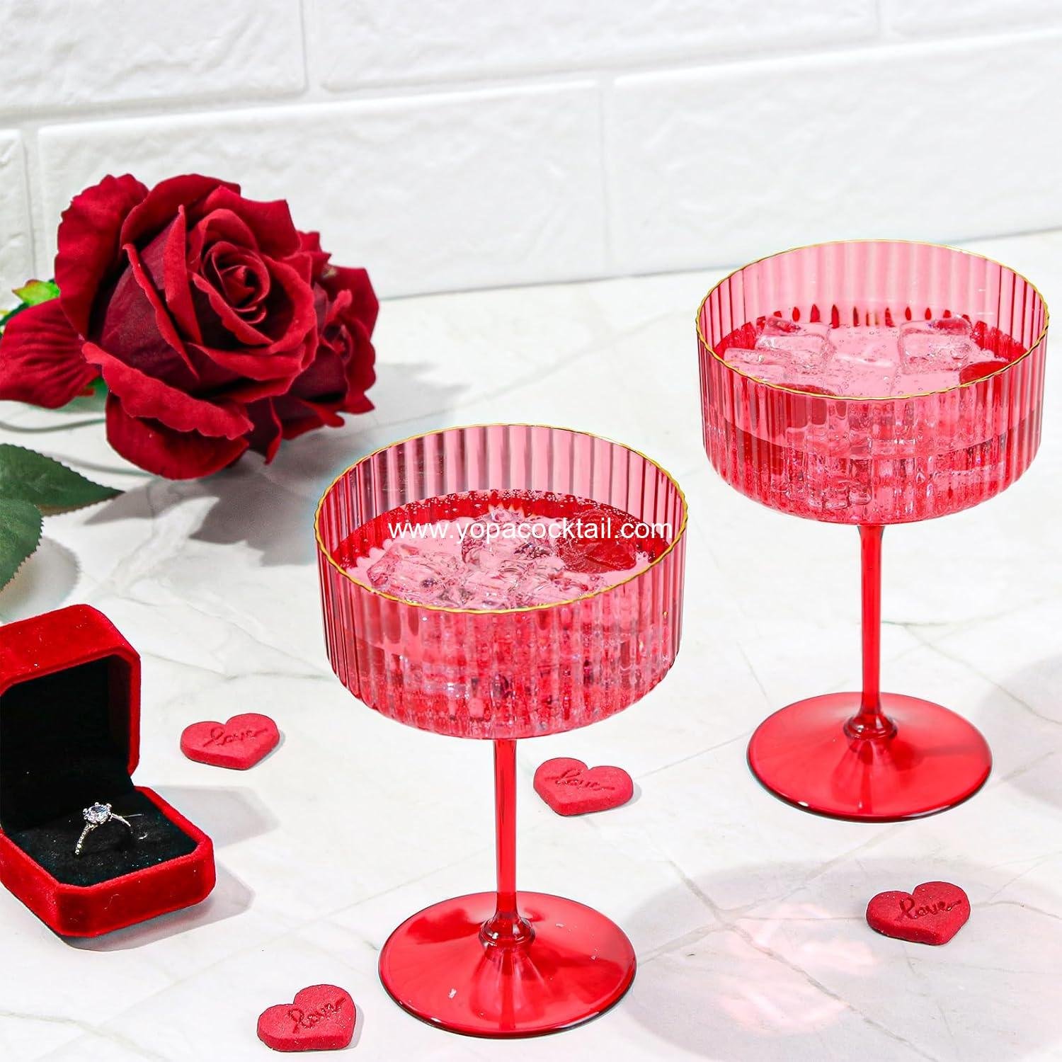 Wholesale 12 Pack 10oz Red Ribbed Plastic Martini Glasses Gold Rimmed Coupe Vintage Cocktail Glasses for Bar Parties Margarita Gin Tequila Desserts Snacks factory